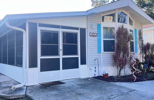 Roomy 2 Bed home in Sarasota Resort; near Siesta Key Beach! Includes golf cart.