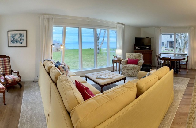 Roomy Quiet Home Overlooking Lake Michigan