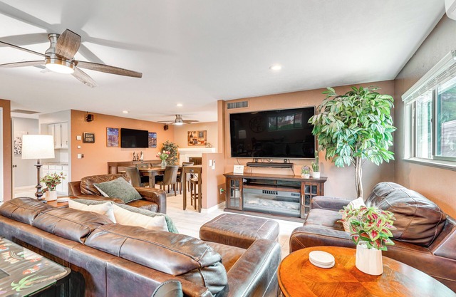 Roomy Tucson Home w/Hot Tub & Pickleball Court!