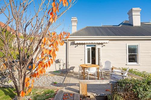 Rose Cottage - Charming Haven near CBD & Waterfront