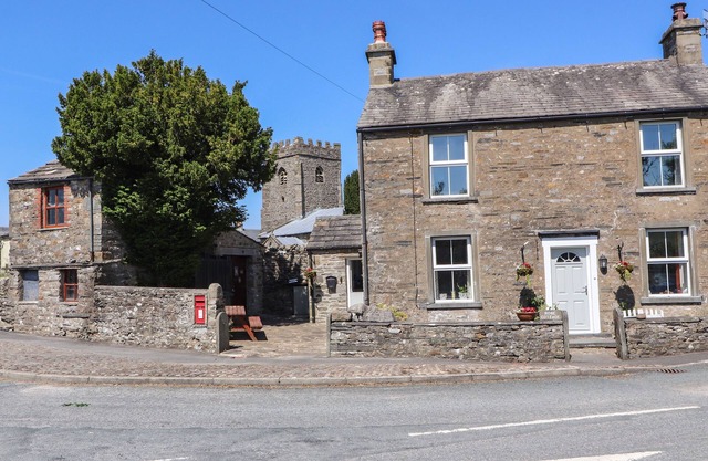ROSE COTTAGE, family friendly, with a garden in Settle