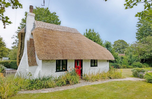 Rose Cottage, Middleton - a cottage that sleeps 4 guests in 2 bedrooms