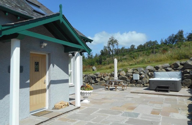 Rose Cottage with Hot Tub