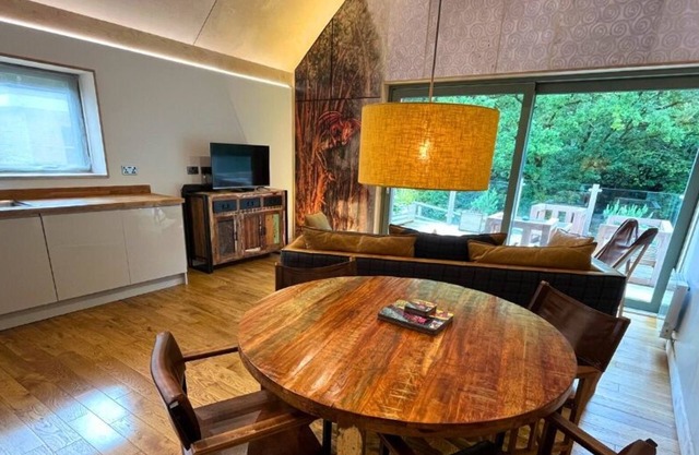 Rosemary Lodge 2BR + Hot Tub & Sauna Sleeps 4