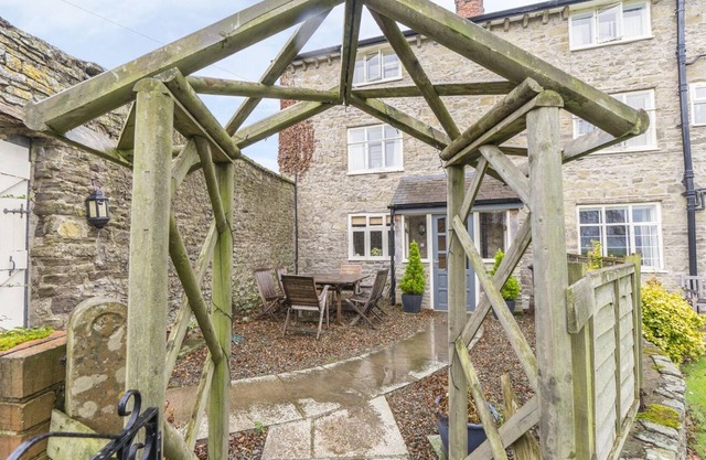 ROWTON MANOR COTTAGE, family friendly, with open fire in Craven Arms