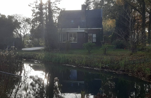 Ruime vrijstaande karakteristieke gezinswoning, direct aan het water