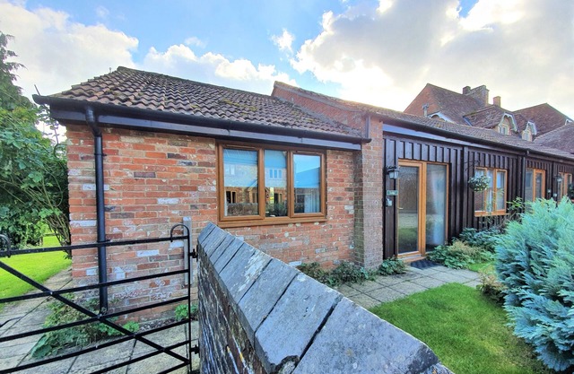 Rural Dog-Friendly Lodge with Enclosed Garden & Pool – The Victorian Barn Dorset