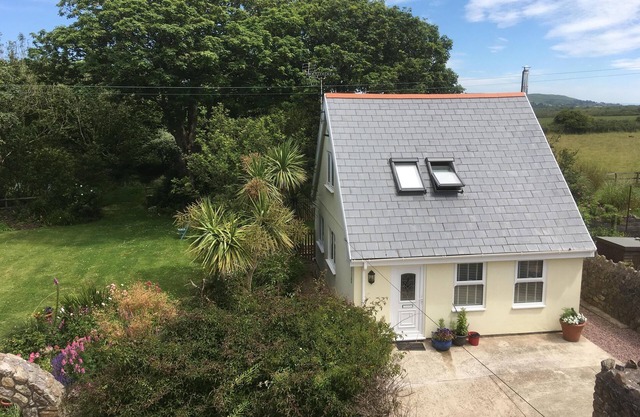 Rural location, surrounded by farmland, ancient green lanes, footpaths & woods.