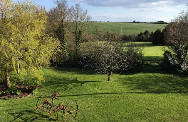 Rural peace close to 6 Roseland beaches, with log burner and summerhouse