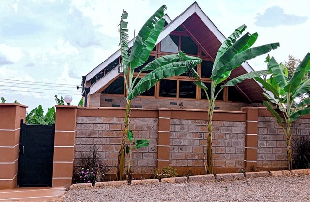 Rustic-Chic Stone Cottage, Forest views, Gardens, Wi-Fi & Comfort near Embu Town