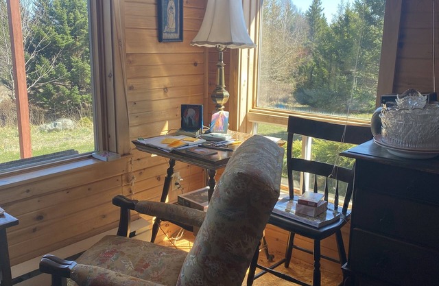 Rustic Comfy Cottage in the heart of NS Ocean Playground. Walk to Beach.
