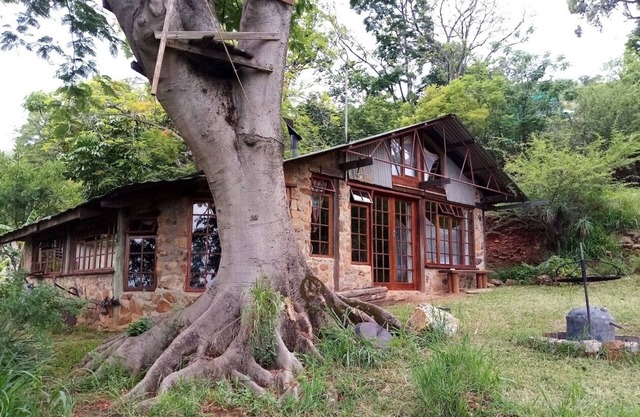 Rustic cottage, stunning views, 1 hour from kruger Park.