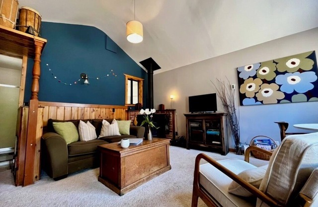 Rustic, cozy Mendocino Coast cottage, wood stove and fire pit. Pet friendly!