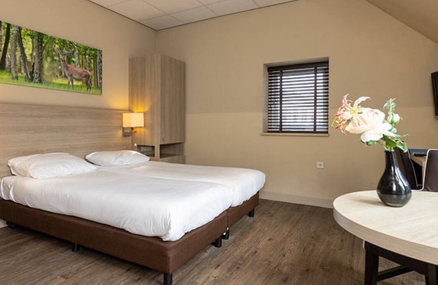 Rustic Forest Getaway with Modern Comforts and Nearby Activities! Onsite Dining!