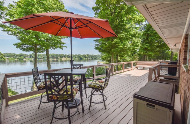 Rustic Hills Retreat.a scenic home on beautiful lake front property.