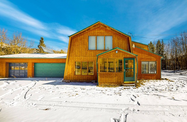 Rustic home with mountain views, wood-burning stove, basketball court, & patio
