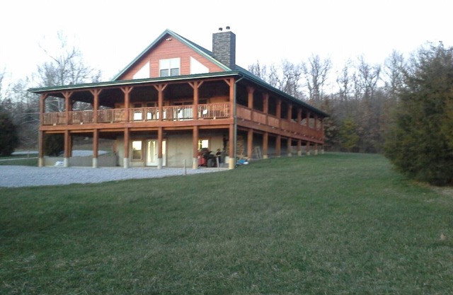 Rustic log cabin back in the boondocks !