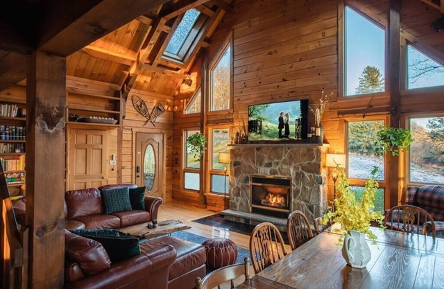 Rustic Log Cabin in the Poconos: HOT TUB, FIRE PIT, POOL TABLE, PING PONG TABLE!