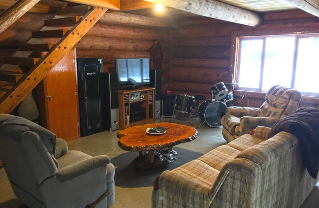 Rustic Log Home - Great for Outdoor Groups