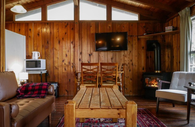 Rustic Muskoka Cabin on the Lake- Port Severn