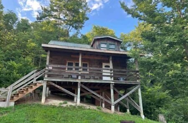 Rustic River Cabin 9
