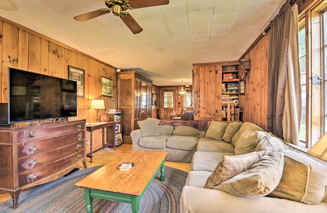 Rustic Roxbury Ski Farmhouse with Trails!