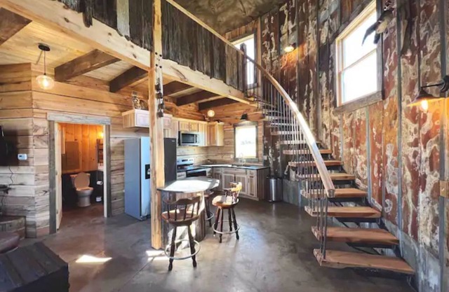 Rustic Silo Home, Huge Shower, Kitchen, Grill, Fire pit and Sunsets.