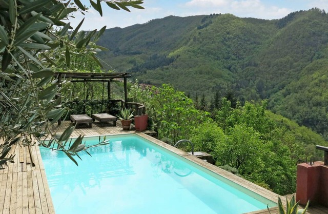 Rustic single house with exclusive swimming pool and large private garden