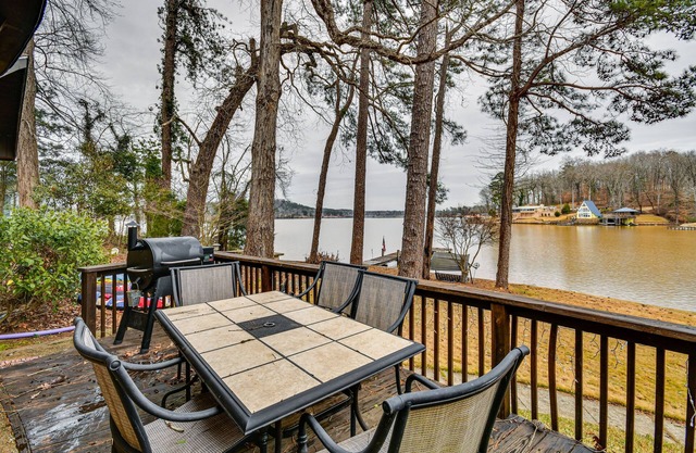 Rustic Valley Cottage w/Swim Dock on Lake Harding