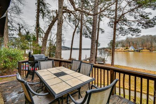 Rustic Valley Cottage with Swim Dock on Lake Harding
