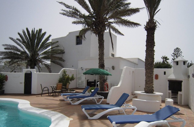 Rustic villa with jacuzzi, heated pool and sun terrace