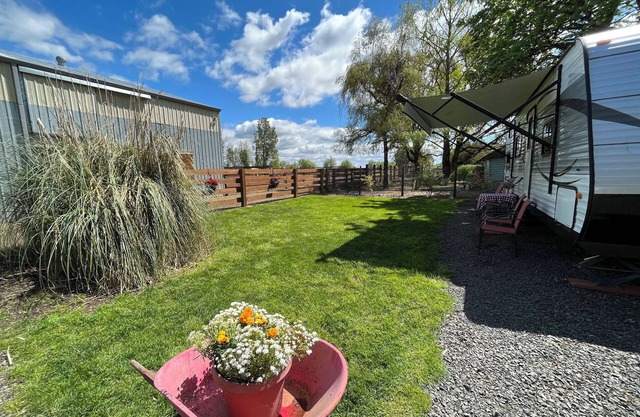 RV Glamping in horse and wine country and pet friendly!
