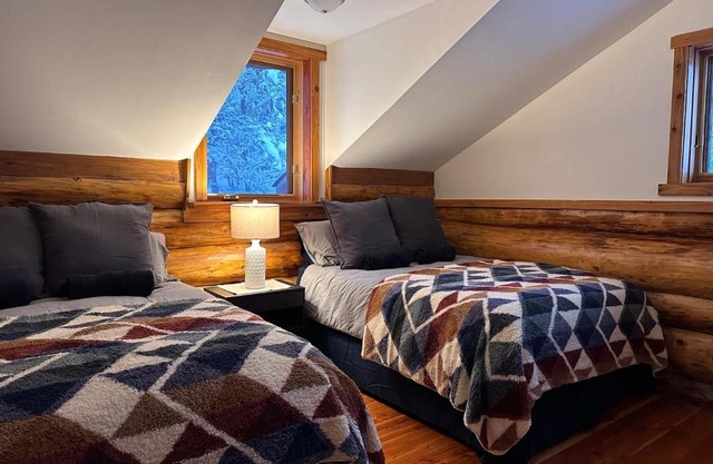 Ryders Lodge, Log Home In Edgewater, Bc