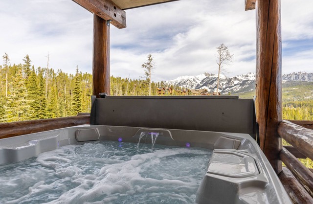 Saddle Ridge Ski in/Ski out condo, private hot tub