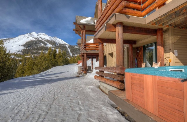 Saddle Ridge U2- Ski-in/out Luxury w/2 King Suites, Privacy, Mtn Views, Hot Tub