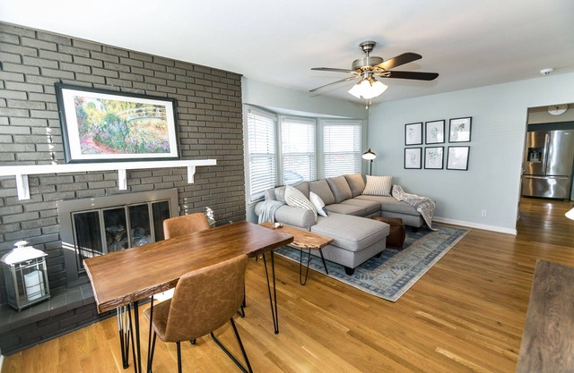 Safe Quiet Neighborhood! Clean and Cozy Family Friendly 2 bd w/Large Deck!