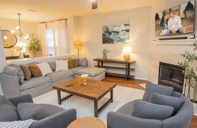 San Antonio Retreat Family Home. 4/2.5 w/Yard