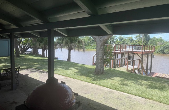 San Bernard River House 4-BR, 3-B stunning river views, fishing pier, boat lift