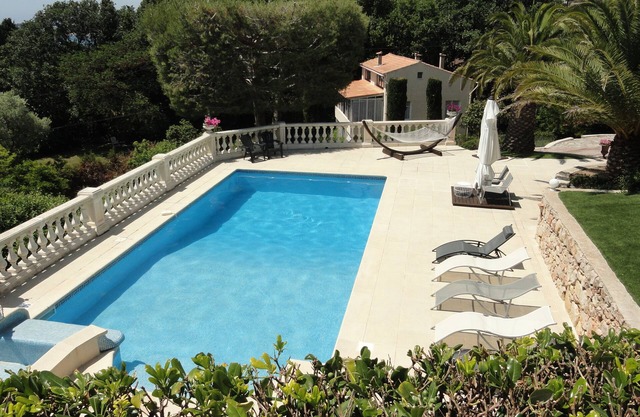 Sanary house on 2 levels 100m2, terrace 50m2 swimming pool, sea view in property