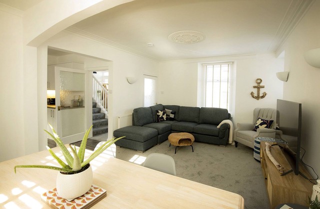 SANDPIPER COTTAGE, pet friendly, country holiday cottage in Cullen
