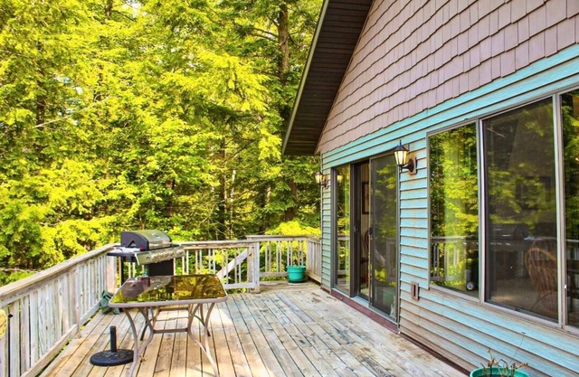 Sandy Lake Lodge 4BR w/Sauna, Fireplace, 2nd Story Deck & 2 Kitchens