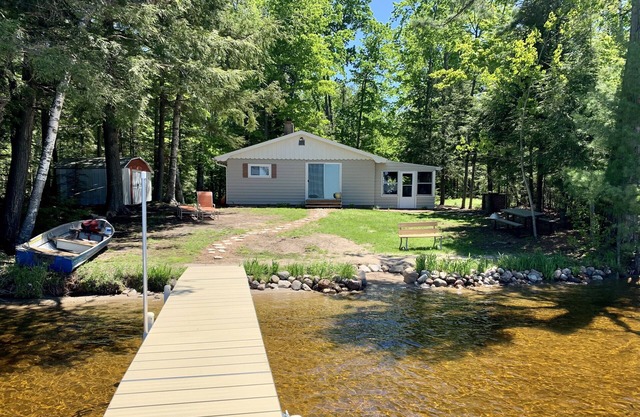 Sandy Shore Cottage on Enterprise Lake, Elcho
