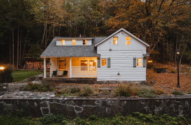 Sauna & Hot Tub Creekfront Oasis · Hikers Hollow
