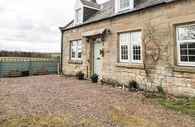 SAWERS REST, family friendly, with open fire in Coldstream