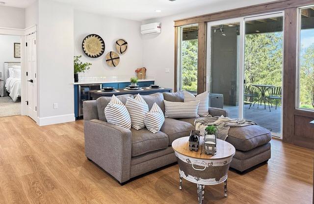 Scenic Wine Country Retreat. Spa Bath + Covered Patio w/Views