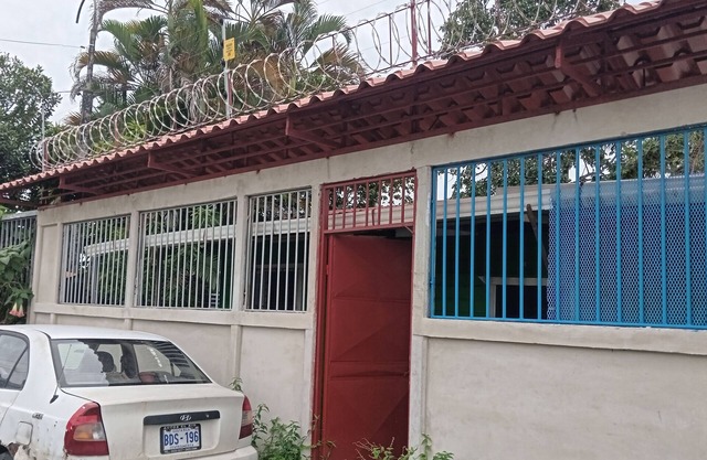Se alquila casa humilde en Limón.