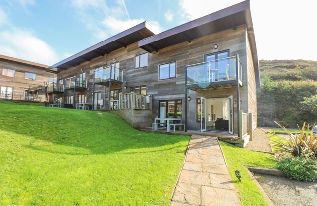 SEA BREEZE 17 GANNEL, pet friendly, with a garden in Porthtowan