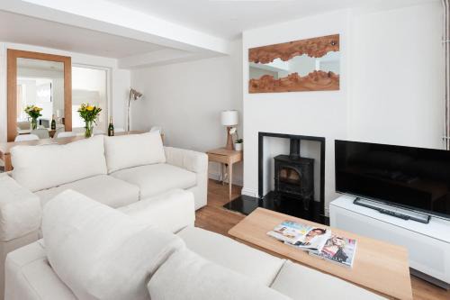 Sea Breeze Cottage with Parking by MyHolidayLet
