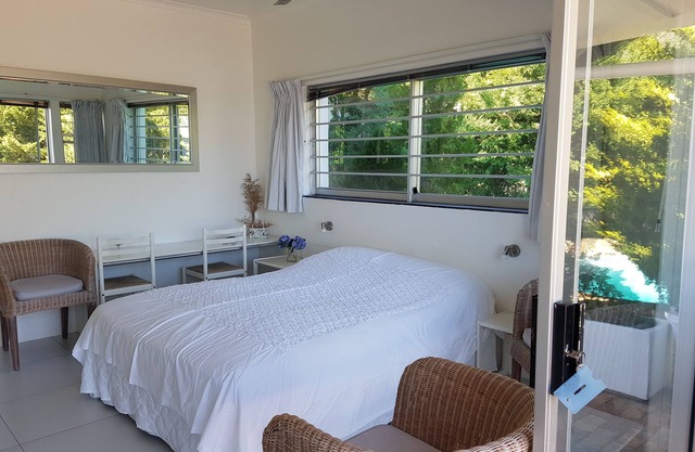 Sea-facing Bedsitter with stunning view/sleeps 2 adults/5mins from the beach
