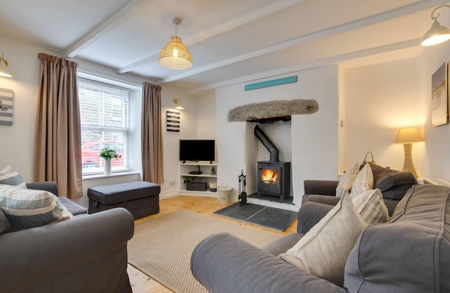 Sea Salt Cottage - Two Bedroom House, Sleeps 4